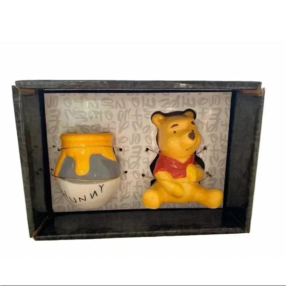 Disney Collectible Winnie The Pooh & Honey Pot  Salt and Pepper Shakers OS - Picture 1 of 4